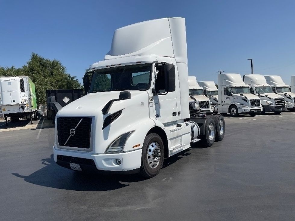 2020 Volvo Truck VNR photo 3