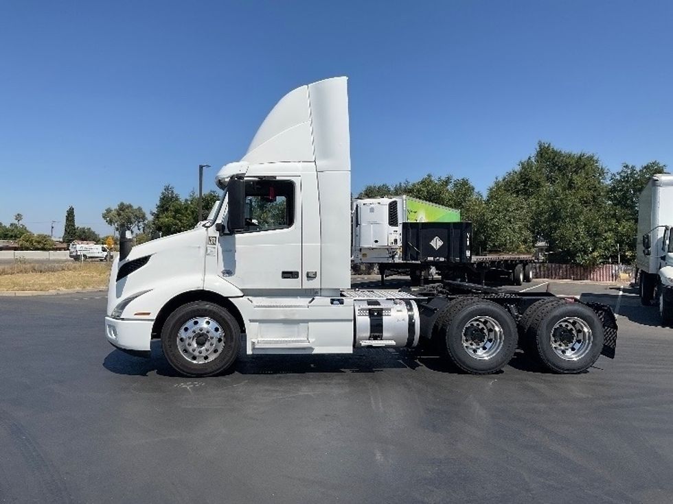 2020 Volvo Truck VNR photo 4