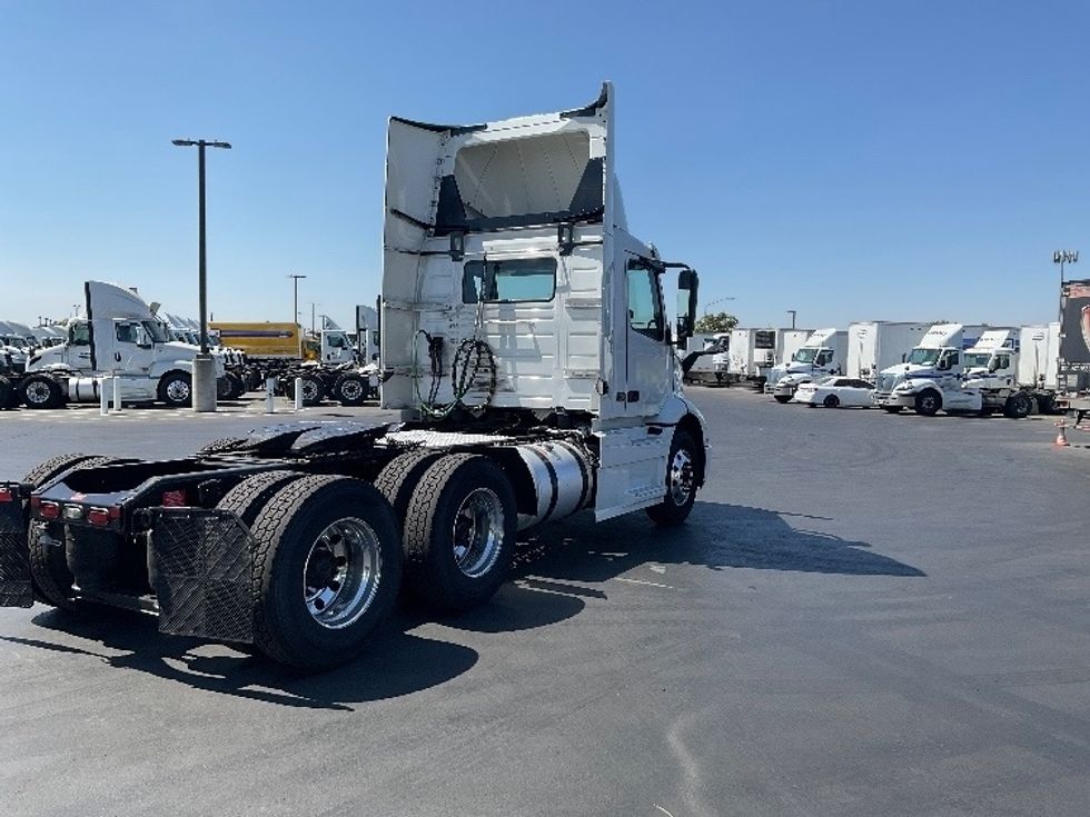 2020 Volvo Truck VNR photo 7