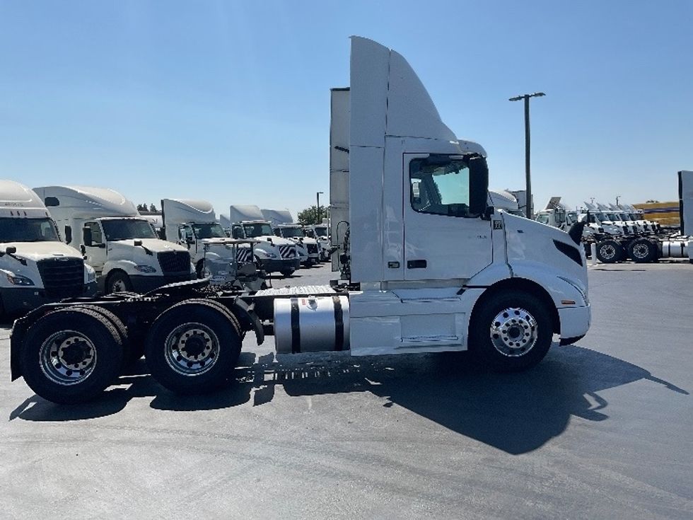 2020 Volvo Truck VNR photo 8