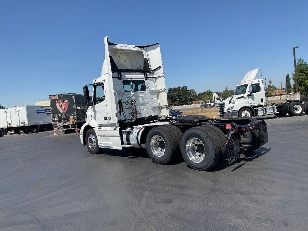 Day Cab Tractor-Heavy Duty Tractors-Volvo-2020-VNR64300-Stockton-CA-583,885\n\t\tmiles-$ 30,000 - Image 5