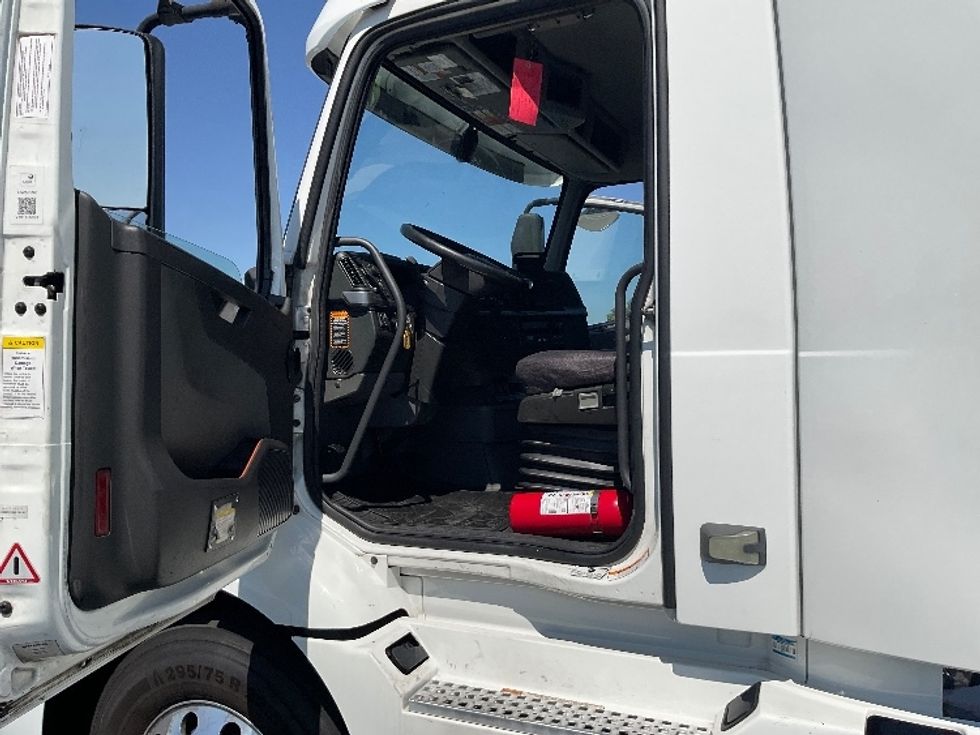 Day Cab Tractor-Heavy Duty Tractors-Volvo-2020-VNR64300-Stockton-CA-583,885\n\t\tmiles-$ 30,000 - Image 9