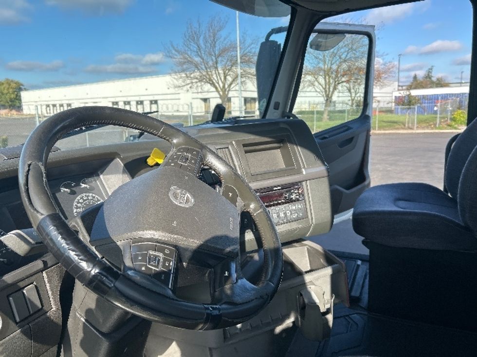 Day Cab Tractor-Heavy Duty Tractors-Volvo-2020-VNR64300-Stockton-CA-591,428\n\t\tmiles-$ 30,250 - Image 10