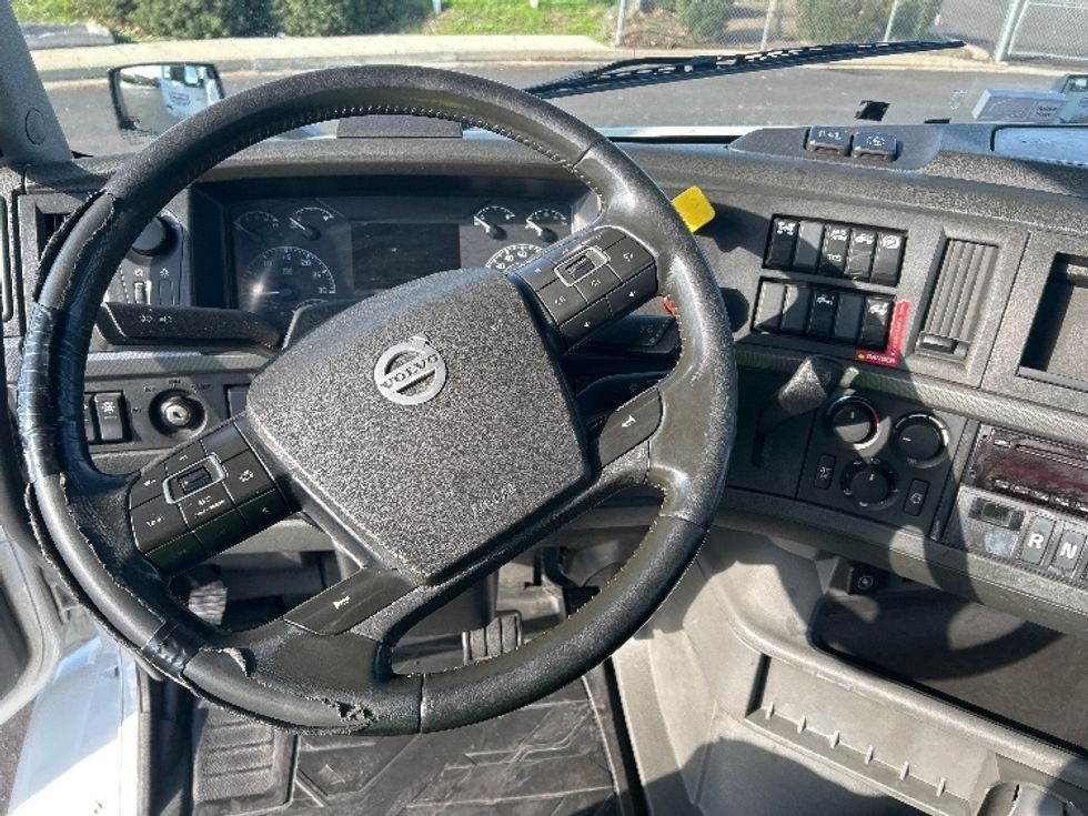 Day Cab Tractor-Heavy Duty Tractors-Volvo-2020-VNR64300-Stockton-CA-591,428\n\t\tmiles-$ 30,250 - Image 11