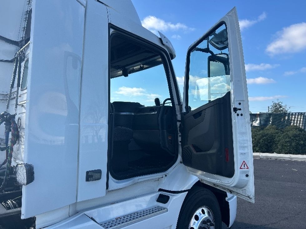 Day Cab Tractor-Heavy Duty Tractors-Volvo-2020-VNR64300-Stockton-CA-591,428\n\t\tmiles-$ 30,250 - Image 12