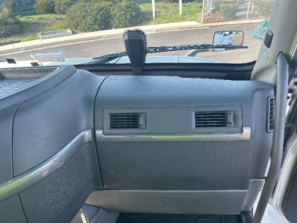 Day Cab Tractor-Heavy Duty Tractors-Volvo-2020-VNR64300-Stockton-CA-591,428\n\t\tmiles-$ 30,250 - Image 13