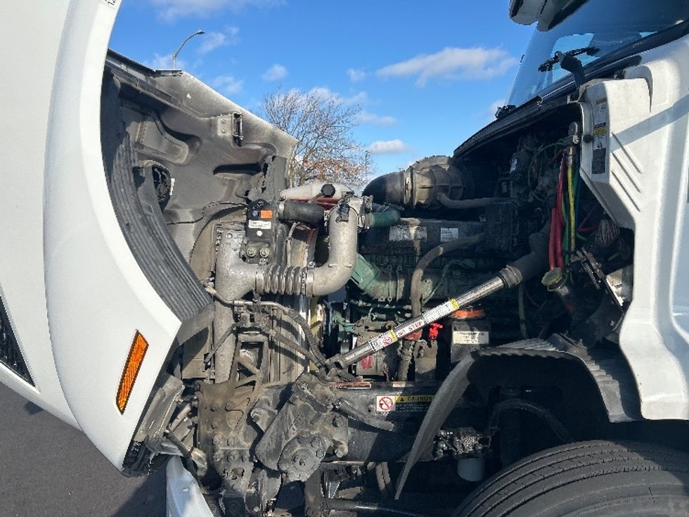 Day Cab Tractor-Heavy Duty Tractors-Volvo-2020-VNR64300-Stockton-CA-591,428\n\t\tmiles-$ 30,250 - Image 16