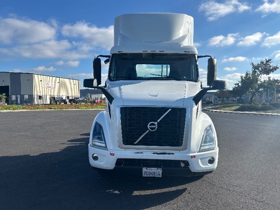 Day Cab Tractor-Heavy Duty Tractors-Volvo-2020-VNR64300-Stockton-CA-591,428\n\t\tmiles-$ 30,250 - Image 2