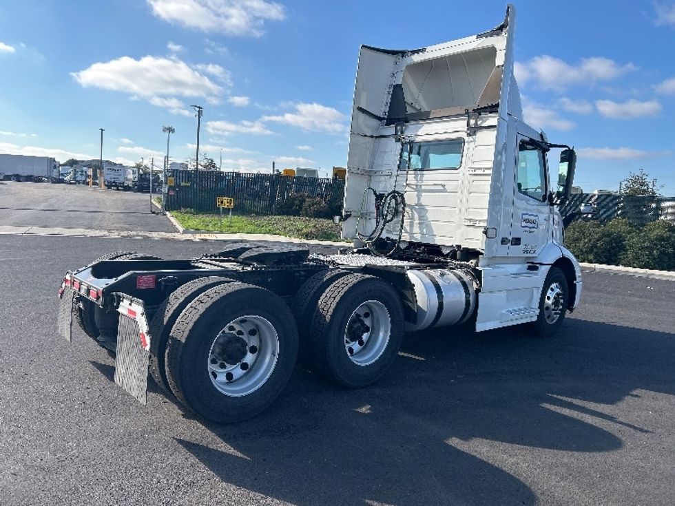 Day Cab Tractor-Heavy Duty Tractors-Volvo-2020-VNR64300-Stockton-CA-591,428\n\t\tmiles-$ 30,250 - Image 7