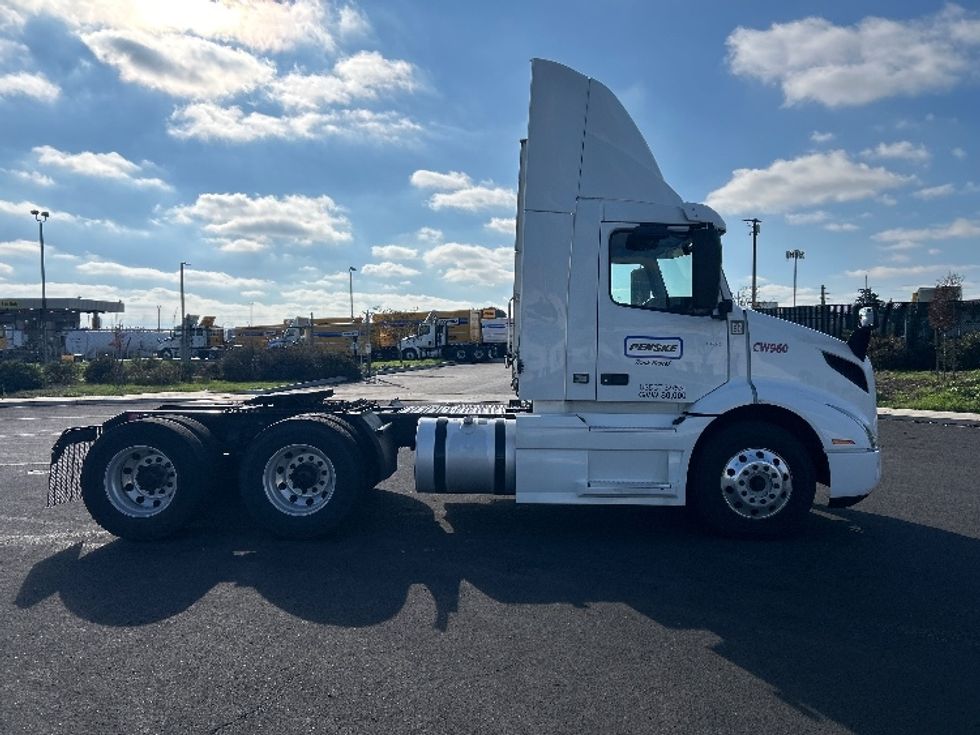 Day Cab Tractor-Heavy Duty Tractors-Volvo-2020-VNR64300-Stockton-CA-591,428\n\t\tmiles-$ 30,250 - Image 8