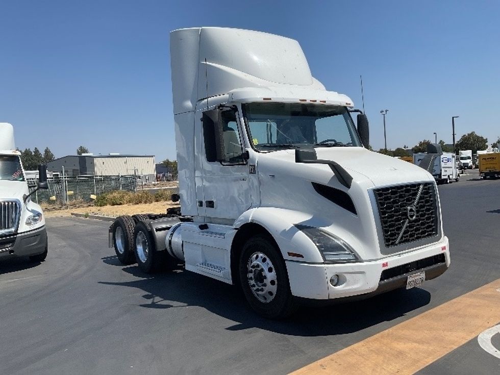 Day Cab Tractor-Heavy Duty Tractors-Volvo-2020-VNR64300-Stockton-CA-616,488\n\t\tmiles-$ 31,000 - Image 1