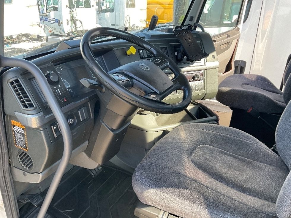 Day Cab Tractor-Heavy Duty Tractors-Volvo-2020-VNR64300-Stockton-CA-616,488\n\t\tmiles-$ 31,000 - Image 10