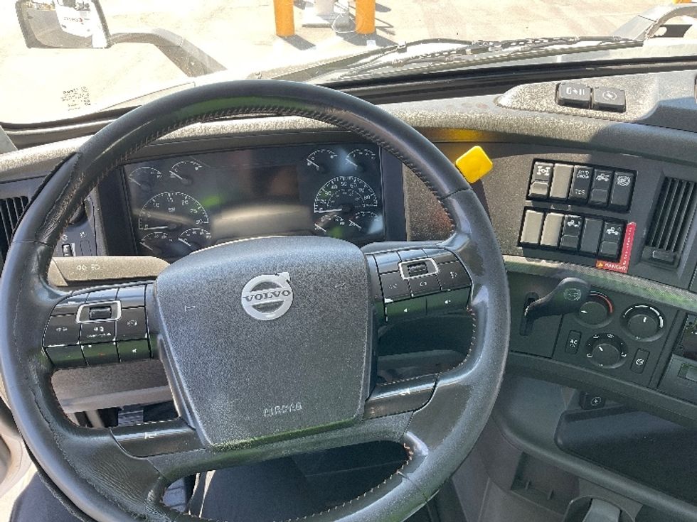 Day Cab Tractor-Heavy Duty Tractors-Volvo-2020-VNR64300-Stockton-CA-616,488\n\t\tmiles-$ 31,000 - Image 11