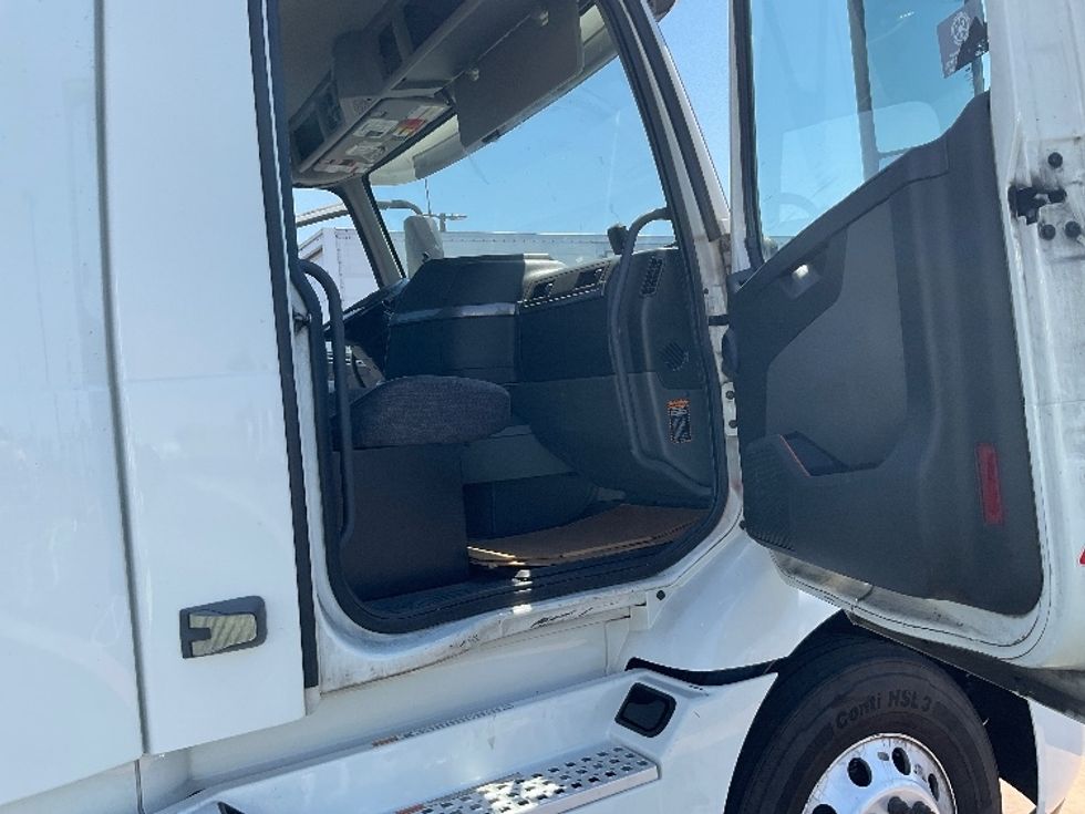 Day Cab Tractor-Heavy Duty Tractors-Volvo-2020-VNR64300-Stockton-CA-616,488\n\t\tmiles-$ 31,000 - Image 12