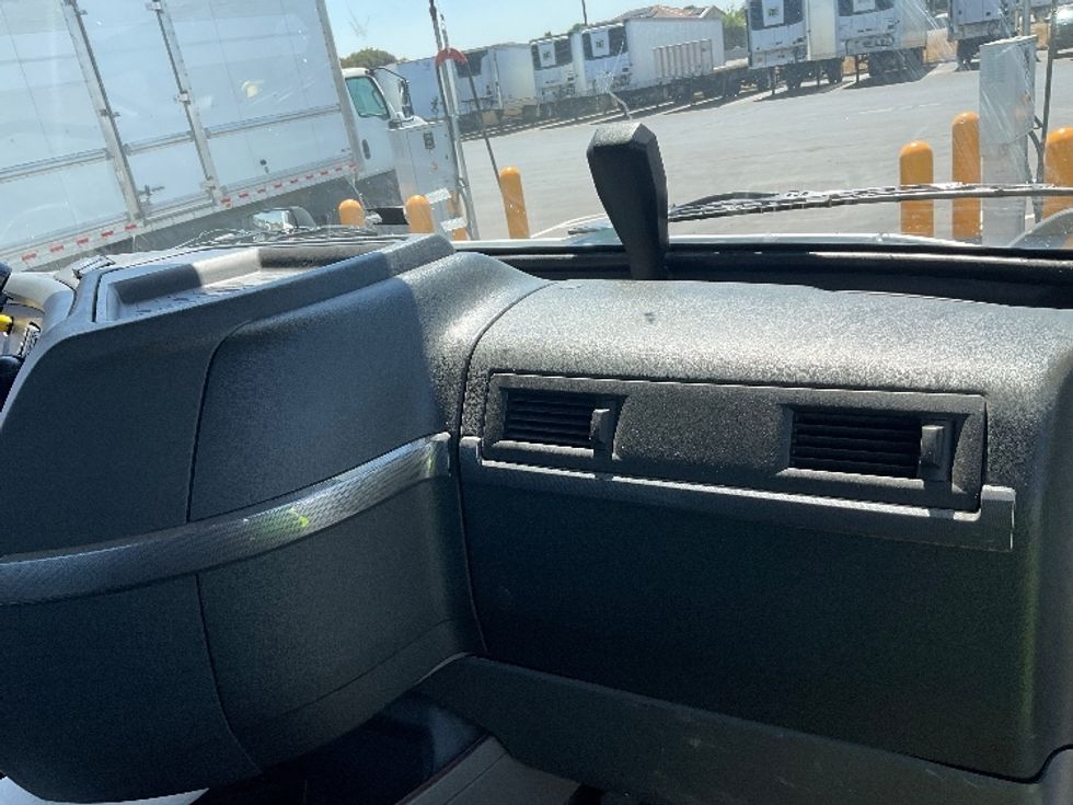 Day Cab Tractor-Heavy Duty Tractors-Volvo-2020-VNR64300-Stockton-CA-616,488\n\t\tmiles-$ 31,000 - Image 13