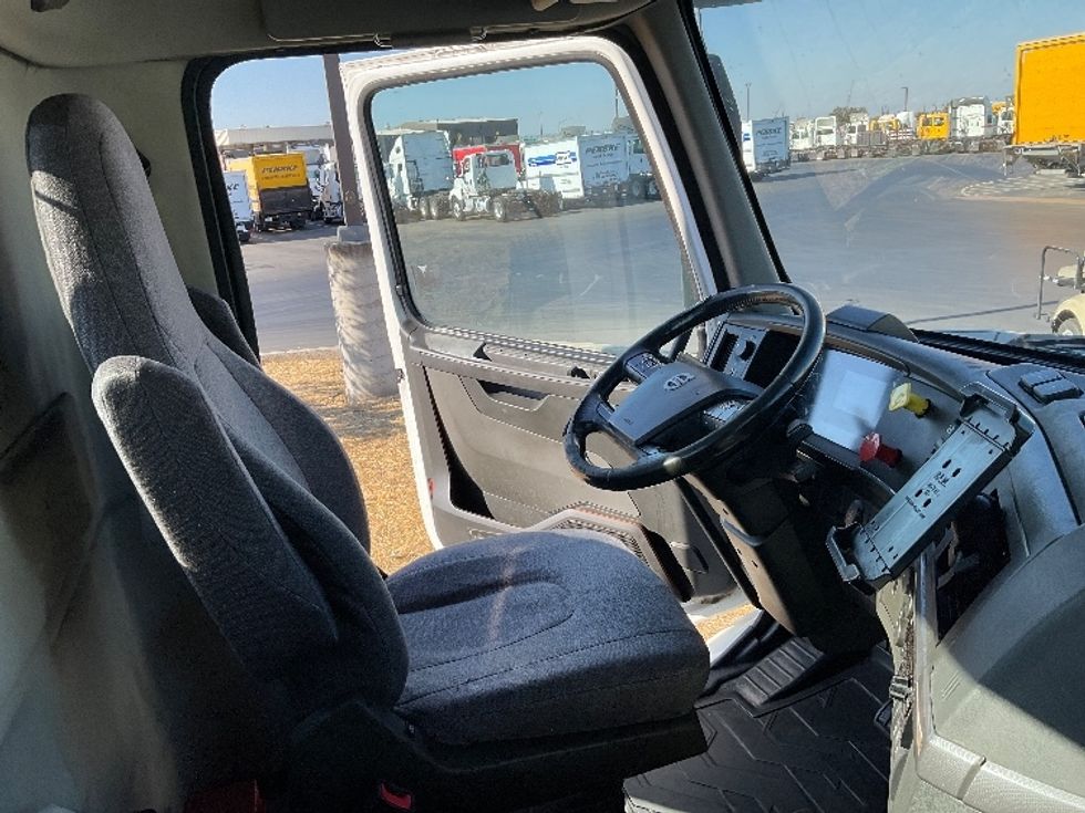 Day Cab Tractor-Heavy Duty Tractors-Volvo-2020-VNR64300-Stockton-CA-616,488\n\t\tmiles-$ 31,000 - Image 14