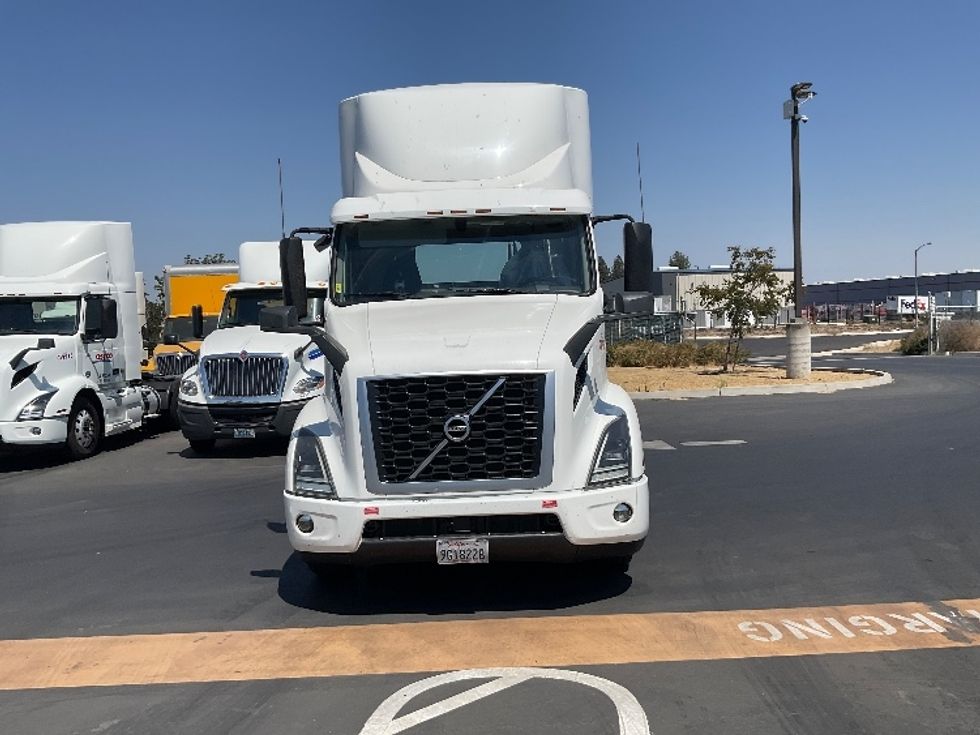 Day Cab Tractor-Heavy Duty Tractors-Volvo-2020-VNR64300-Stockton-CA-616,488\n\t\tmiles-$ 31,000 - Image 2