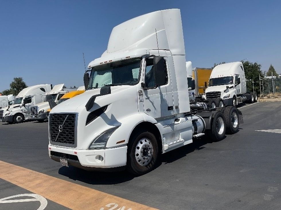 Day Cab Tractor-Heavy Duty Tractors-Volvo-2020-VNR64300-Stockton-CA-616,488\n\t\tmiles-$ 31,000 - Image 3