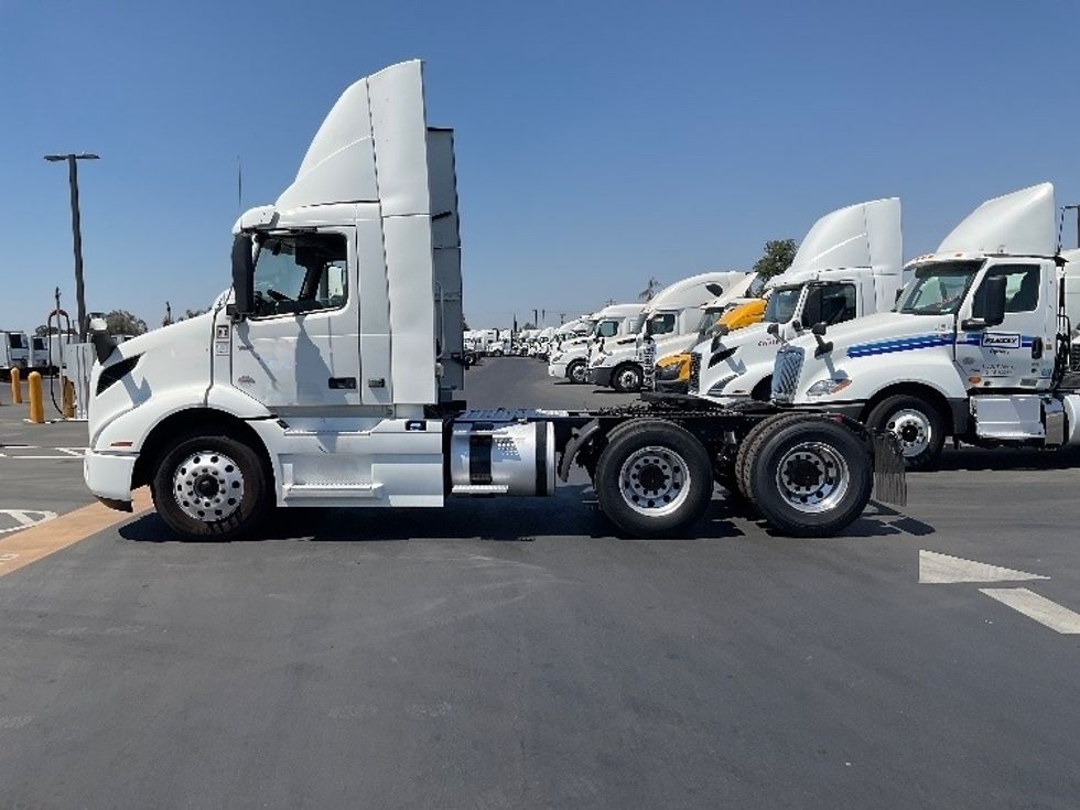 Day Cab Tractor-Heavy Duty Tractors-Volvo-2020-VNR64300-Stockton-CA-616,488\n\t\tmiles-$ 31,000 - Image 4