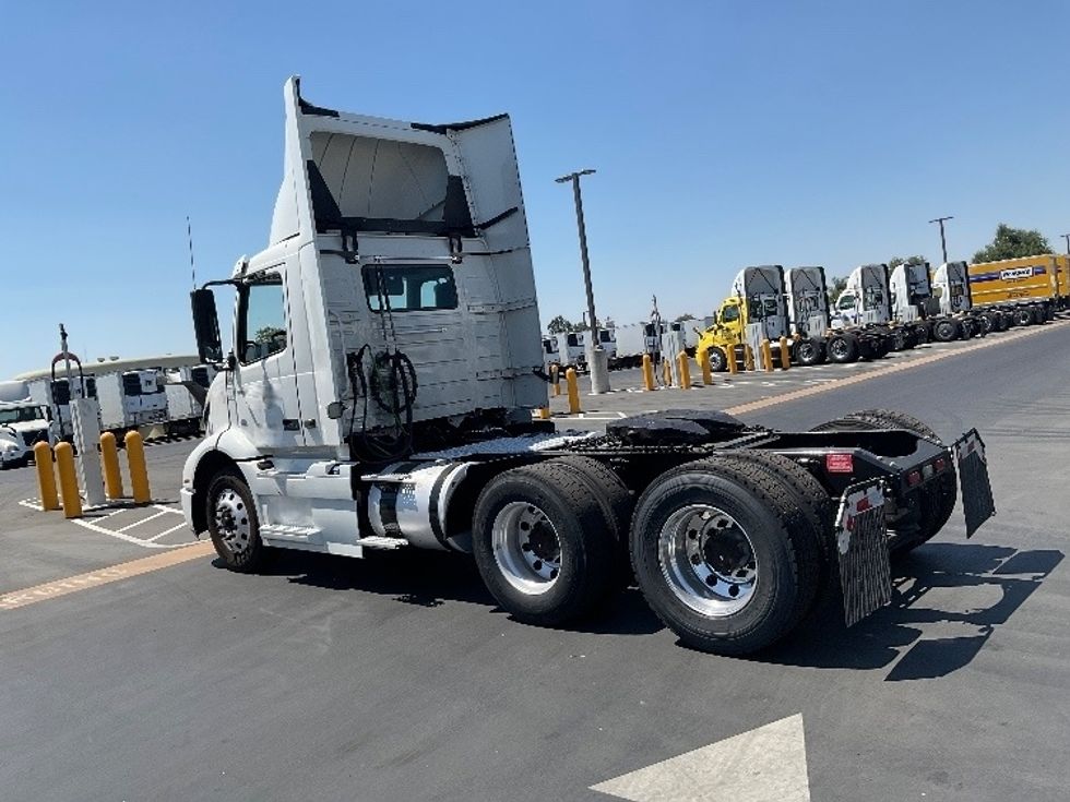 Day Cab Tractor-Heavy Duty Tractors-Volvo-2020-VNR64300-Stockton-CA-616,488\n\t\tmiles-$ 31,000 - Image 5