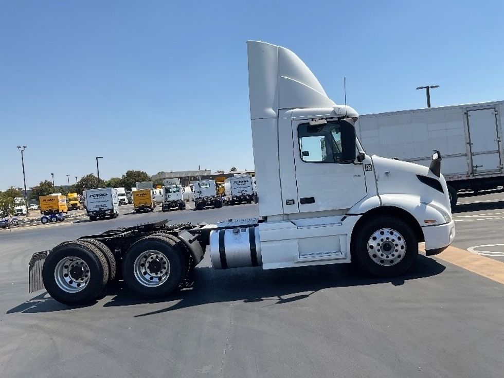 Day Cab Tractor-Heavy Duty Tractors-Volvo-2020-VNR64300-Stockton-CA-616,488\n\t\tmiles-$ 31,000 - Image 8