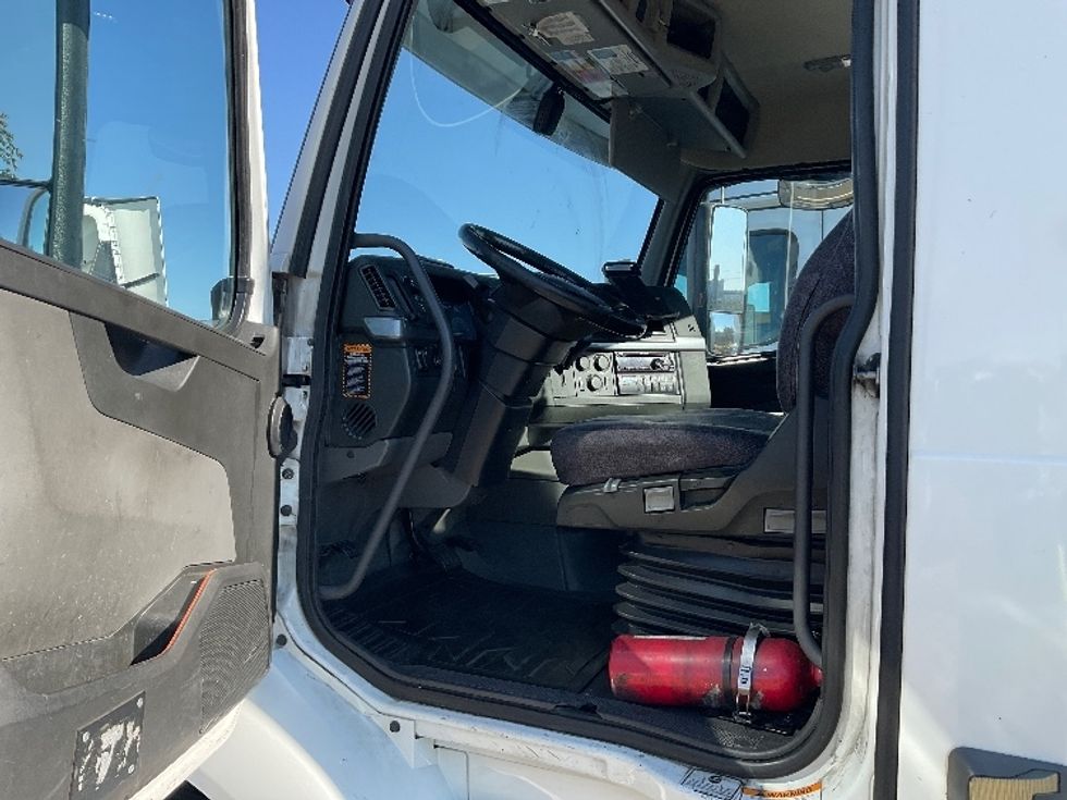Day Cab Tractor-Heavy Duty Tractors-Volvo-2020-VNR64300-Stockton-CA-616,488\n\t\tmiles-$ 31,000 - Image 9