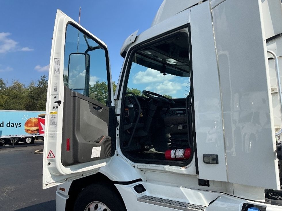 Day Cab Tractor-Heavy Duty Tractors-Volvo-2020-VNR64300-Swedesboro-NJ-470,720\n\t\tmiles-$ 37,500 - Image 10