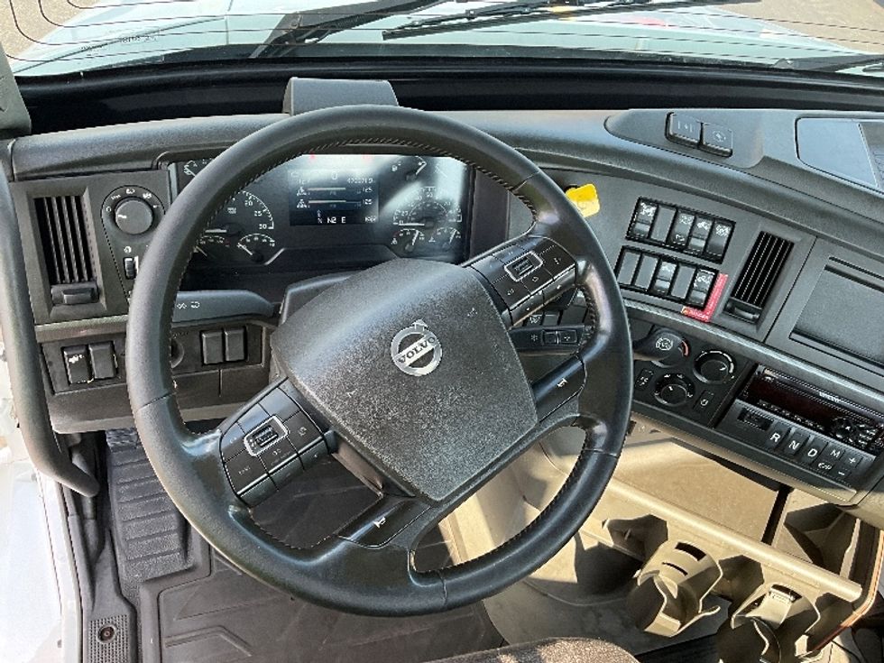 Day Cab Tractor-Heavy Duty Tractors-Volvo-2020-VNR64300-Swedesboro-NJ-470,720\n\t\tmiles-$ 37,500 - Image 11