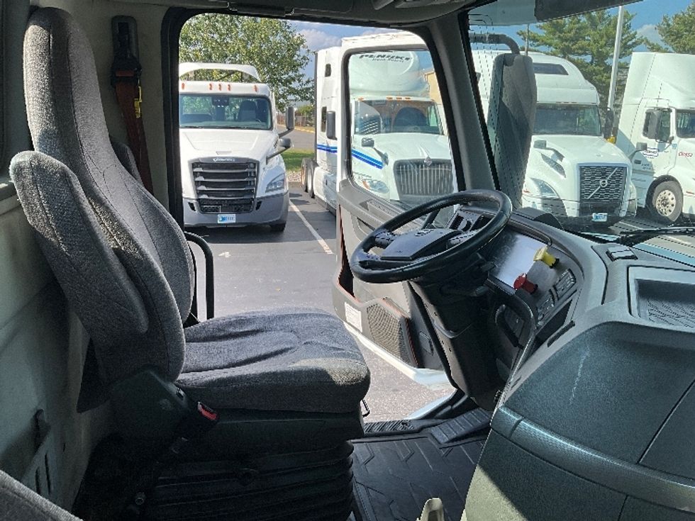 Day Cab Tractor-Heavy Duty Tractors-Volvo-2020-VNR64300-Swedesboro-NJ-470,720\n\t\tmiles-$ 37,500 - Image 14