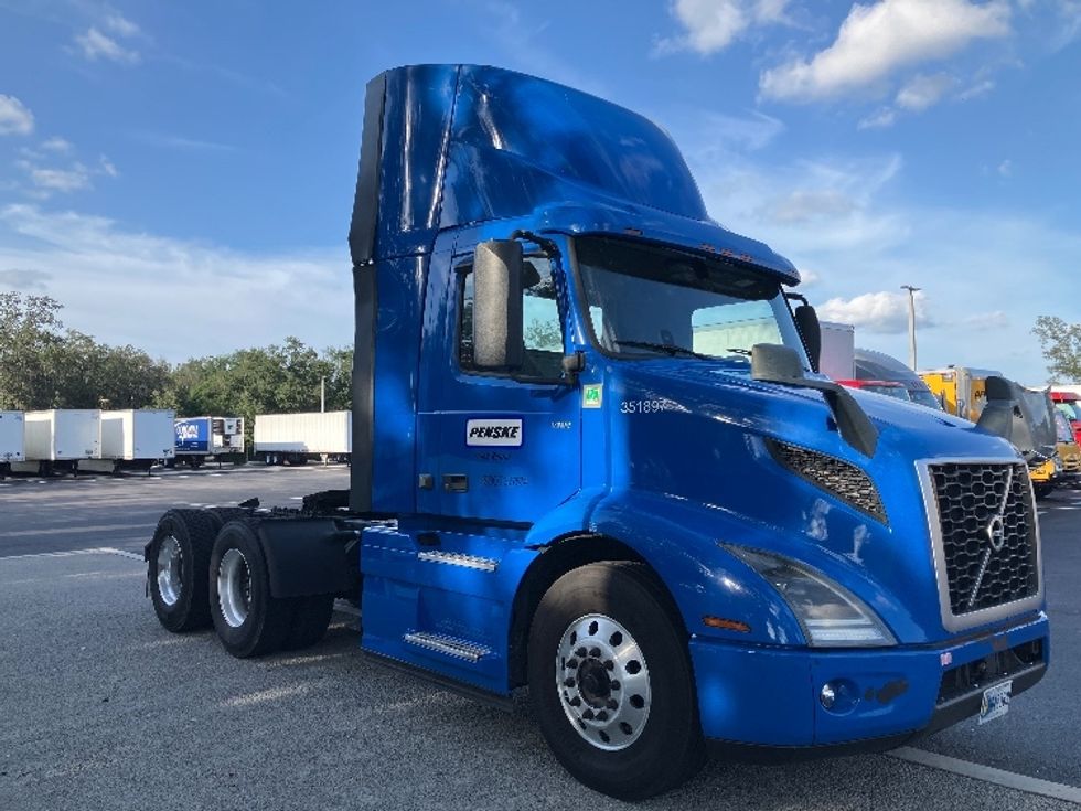 Day Cab Tractor-Heavy Duty Tractors-Volvo-2020-VNR64300-Tampa-FL-323,670\n\t\tmiles-$ 49,000 - Image 1