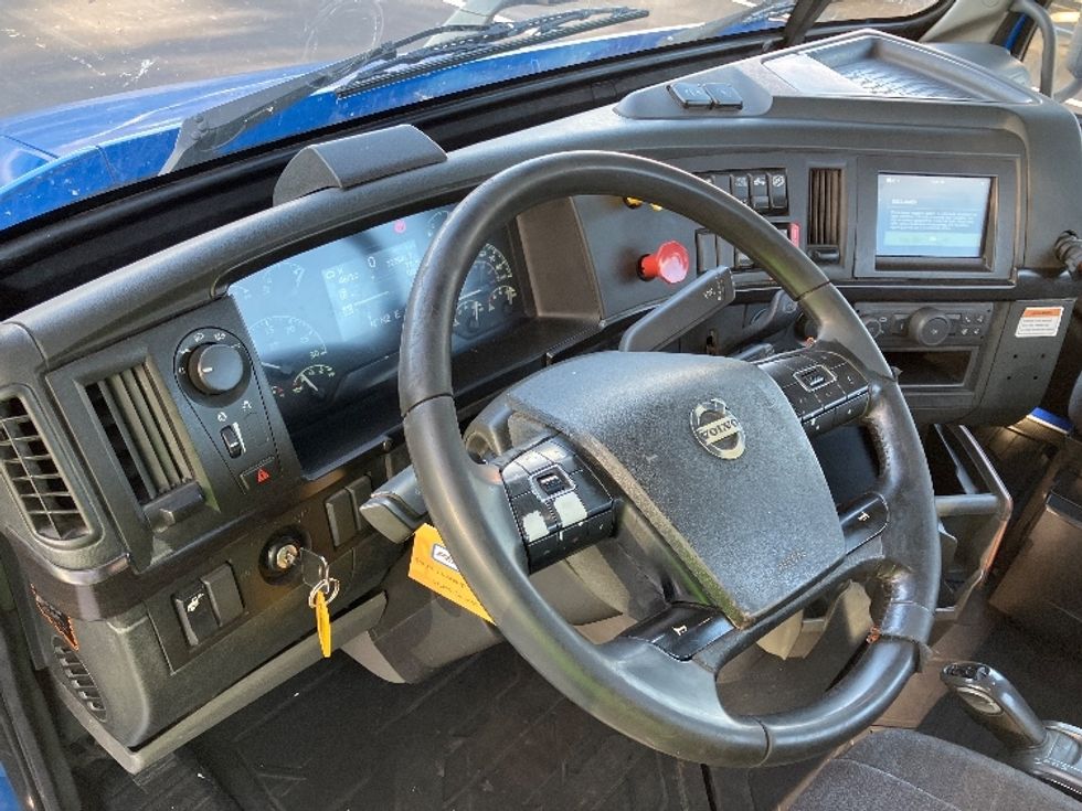 Day Cab Tractor-Heavy Duty Tractors-Volvo-2020-VNR64300-Tampa-FL-323,670\n\t\tmiles-$ 49,000 - Image 10