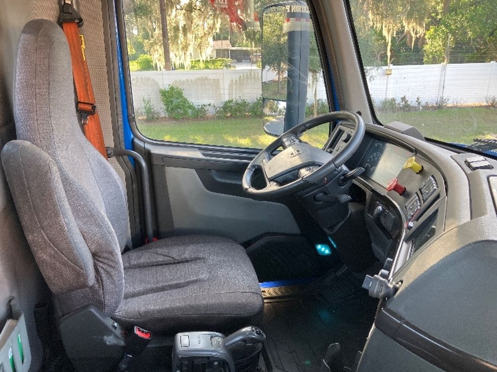 Day Cab Tractor-Heavy Duty Tractors-Volvo-2020-VNR64300-Tampa-FL-323,670\n\t\tmiles-$ 49,000 - Image 13