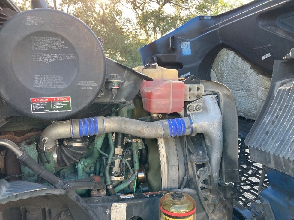Day Cab Tractor-Heavy Duty Tractors-Volvo-2020-VNR64300-Tampa-FL-323,670\n\t\tmiles-$ 49,000 - Image 14