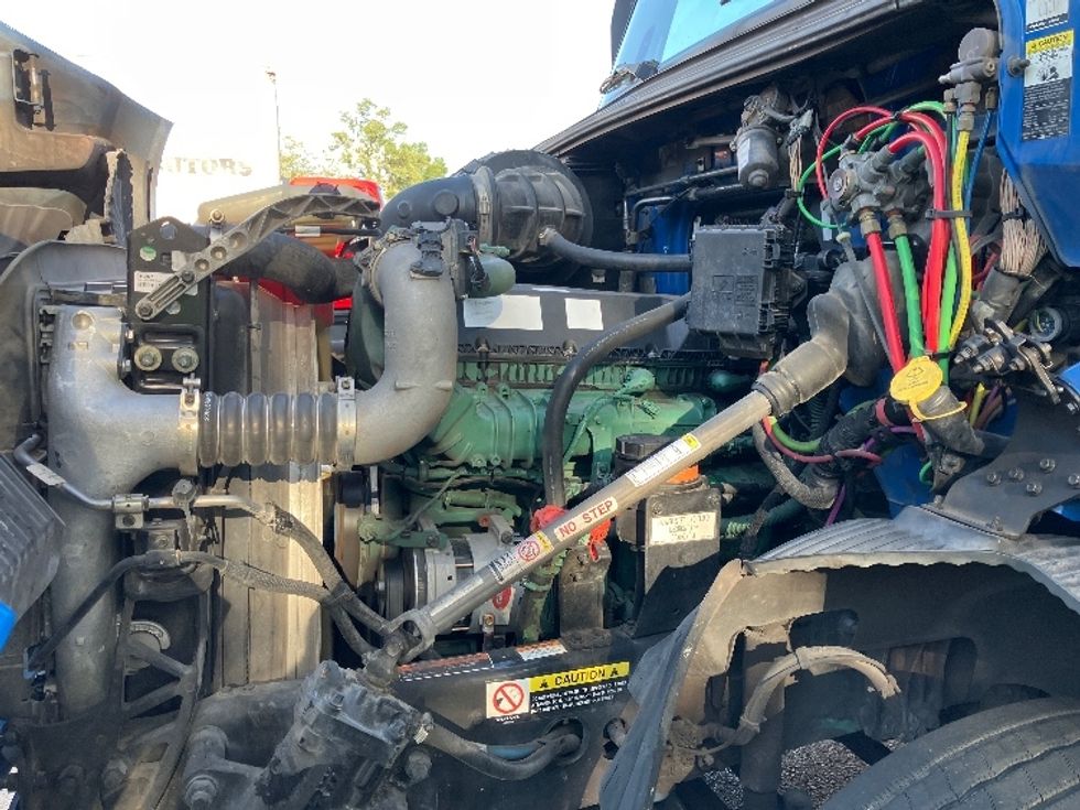 Day Cab Tractor-Heavy Duty Tractors-Volvo-2020-VNR64300-Tampa-FL-323,670\n\t\tmiles-$ 49,000 - Image 15