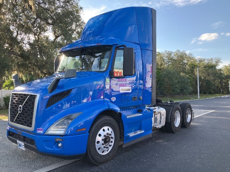 Day Cab Tractor-Heavy Duty Tractors-Volvo-2020-VNR64300-Tampa-FL-323,670\n\t\tmiles-$ 49,000 - Image 3