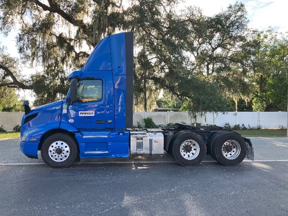 Day Cab Tractor-Heavy Duty Tractors-Volvo-2020-VNR64300-Tampa-FL-323,670\n\t\tmiles-$ 49,000 - Image 4