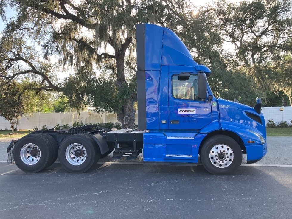 Day Cab Tractor-Heavy Duty Tractors-Volvo-2020-VNR64300-Tampa-FL-323,670\n\t\tmiles-$ 49,000 - Image 8