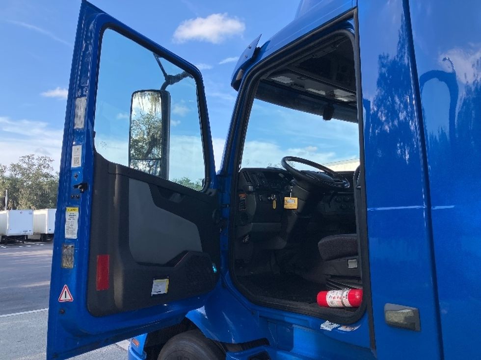 Day Cab Tractor-Heavy Duty Tractors-Volvo-2020-VNR64300-Tampa-FL-323,670\n\t\tmiles-$ 49,000 - Image 9