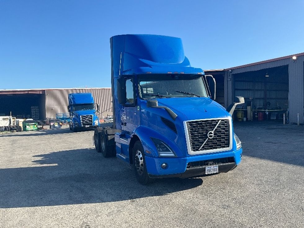 Day Cab Tractor-Heavy Duty Tractors-Volvo-2020-VNR64300-Tampa-FL-403,840\n\t\tmiles-$ 44,750 - Image 1