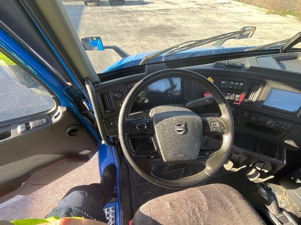 Day Cab Tractor-Heavy Duty Tractors-Volvo-2020-VNR64300-Tampa-FL-403,840\n\t\tmiles-$ 44,750 - Image 11