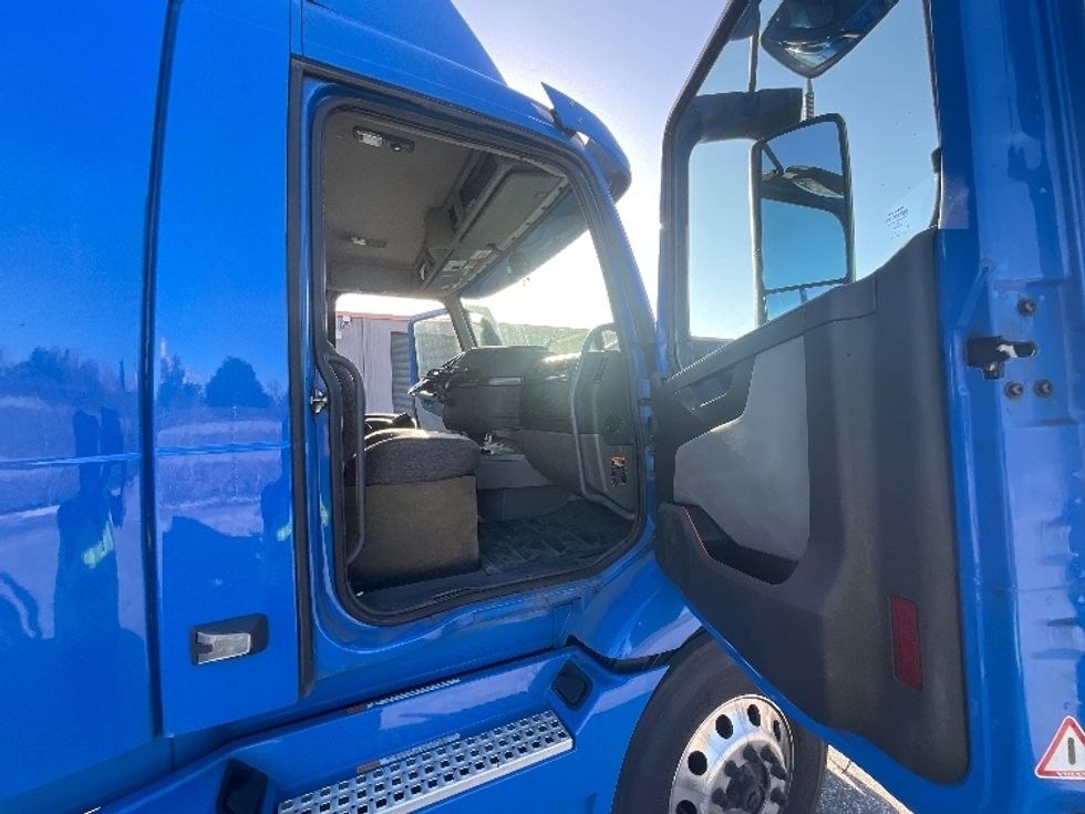 Day Cab Tractor-Heavy Duty Tractors-Volvo-2020-VNR64300-Tampa-FL-403,840\n\t\tmiles-$ 44,750 - Image 12