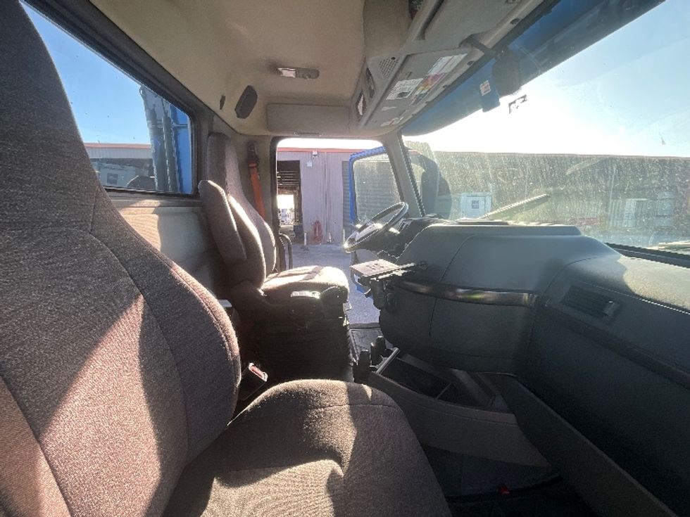 Day Cab Tractor-Heavy Duty Tractors-Volvo-2020-VNR64300-Tampa-FL-403,840\n\t\tmiles-$ 44,750 - Image 14