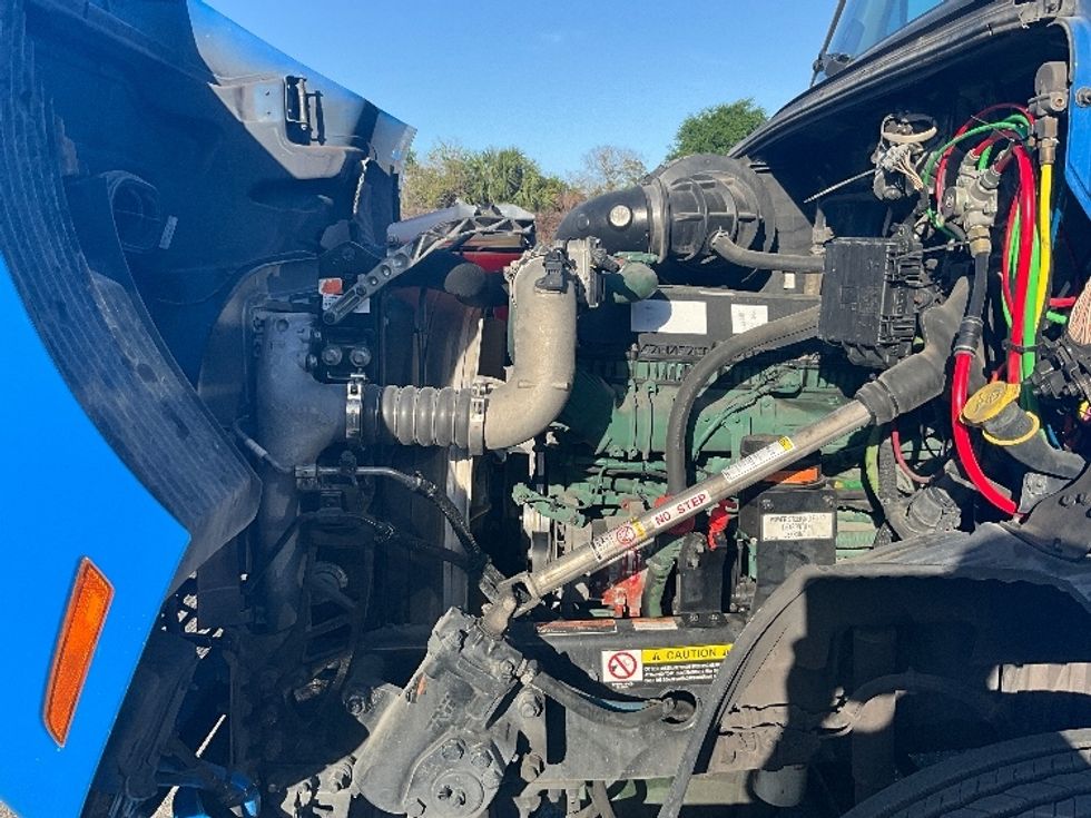 Day Cab Tractor-Heavy Duty Tractors-Volvo-2020-VNR64300-Tampa-FL-403,840\n\t\tmiles-$ 44,750 - Image 16