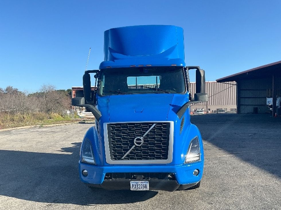Day Cab Tractor-Heavy Duty Tractors-Volvo-2020-VNR64300-Tampa-FL-403,840\n\t\tmiles-$ 44,750 - Image 2