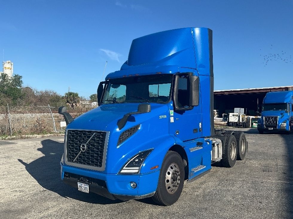 Day Cab Tractor-Heavy Duty Tractors-Volvo-2020-VNR64300-Tampa-FL-403,840\n\t\tmiles-$ 44,750 - Image 3
