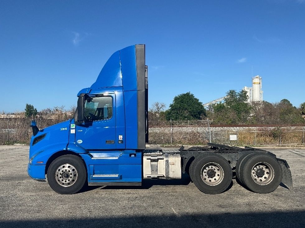 Day Cab Tractor-Heavy Duty Tractors-Volvo-2020-VNR64300-Tampa-FL-403,840\n\t\tmiles-$ 44,750 - Image 4