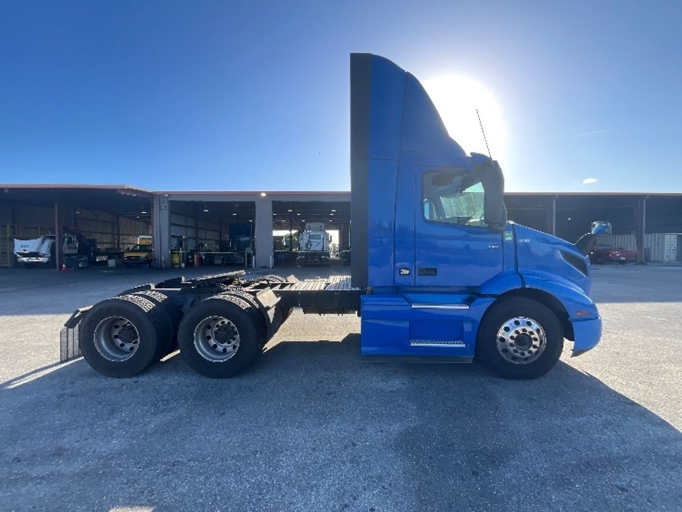 Day Cab Tractor-Heavy Duty Tractors-Volvo-2020-VNR64300-Tampa-FL-403,840\n\t\tmiles-$ 44,750 - Image 8