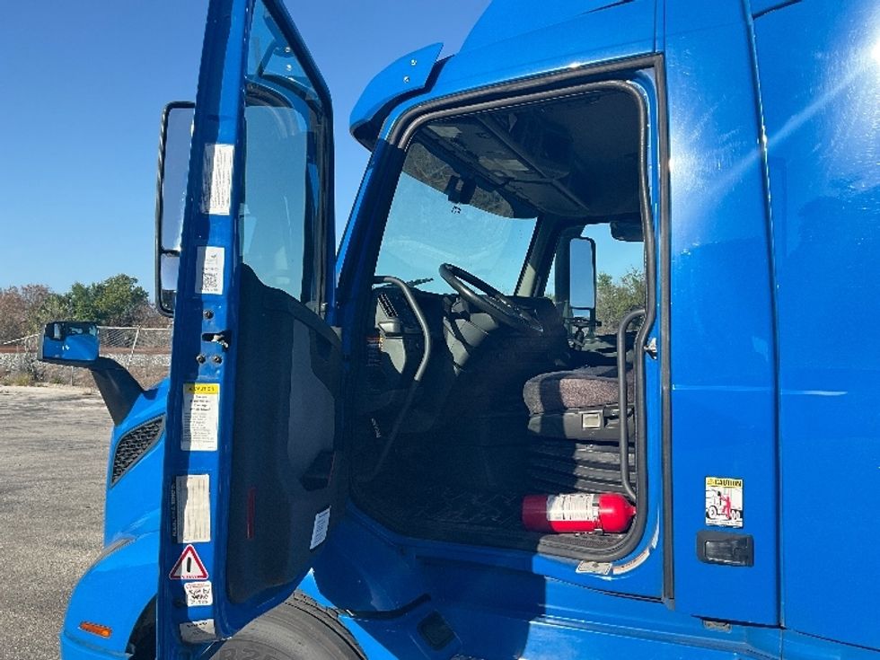 Day Cab Tractor-Heavy Duty Tractors-Volvo-2020-VNR64300-Tampa-FL-403,840\n\t\tmiles-$ 44,750 - Image 9