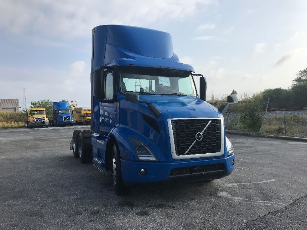 Day Cab Tractor-Heavy Duty Tractors-Volvo-2020-VNR64300-Tampa-FL-534,105\n\t\tmiles-$ 35,250 - Image 1
