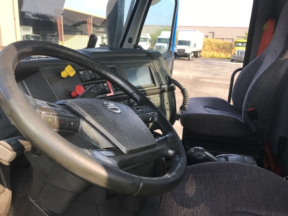 Day Cab Tractor-Heavy Duty Tractors-Volvo-2020-VNR64300-Tampa-FL-534,105\n\t\tmiles-$ 35,250 - Image 10